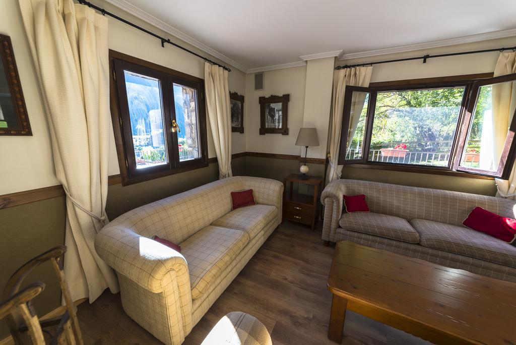 Aparthotel Sarrato Sallent De Gallego Exterior photo